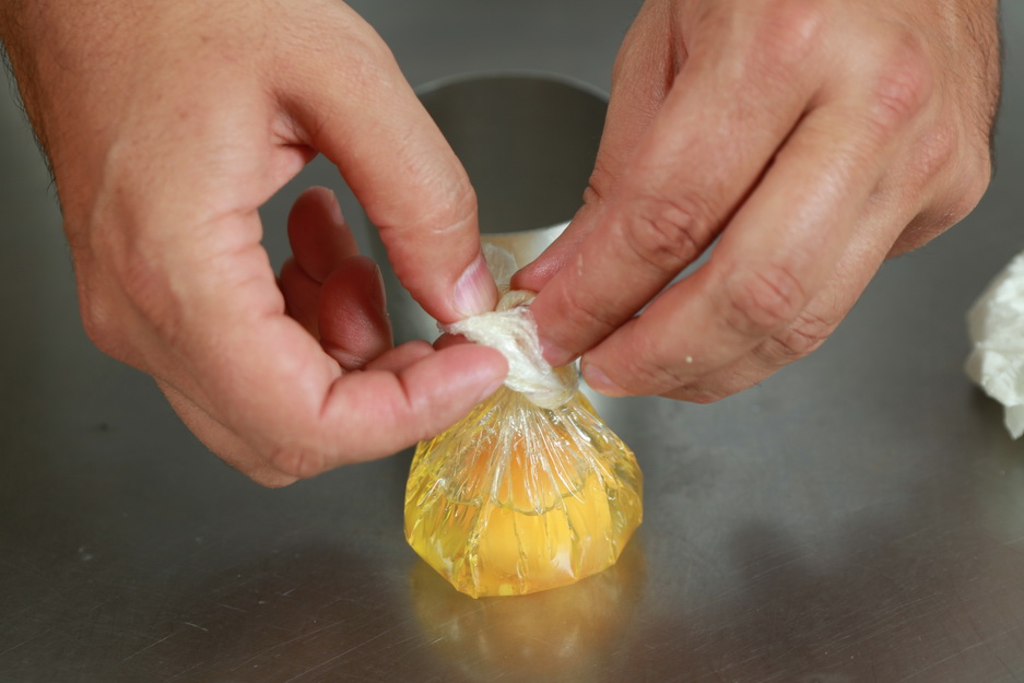 How to cook a poached egg in cling film Γιάννης Λουκάκος