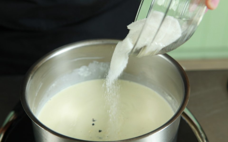 How to make an uncooked custard (e.g. panna cotta) with gelatin