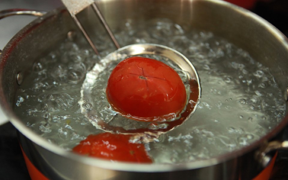Πώς καθαρίζουμε την ντομάτα κονκασέ 