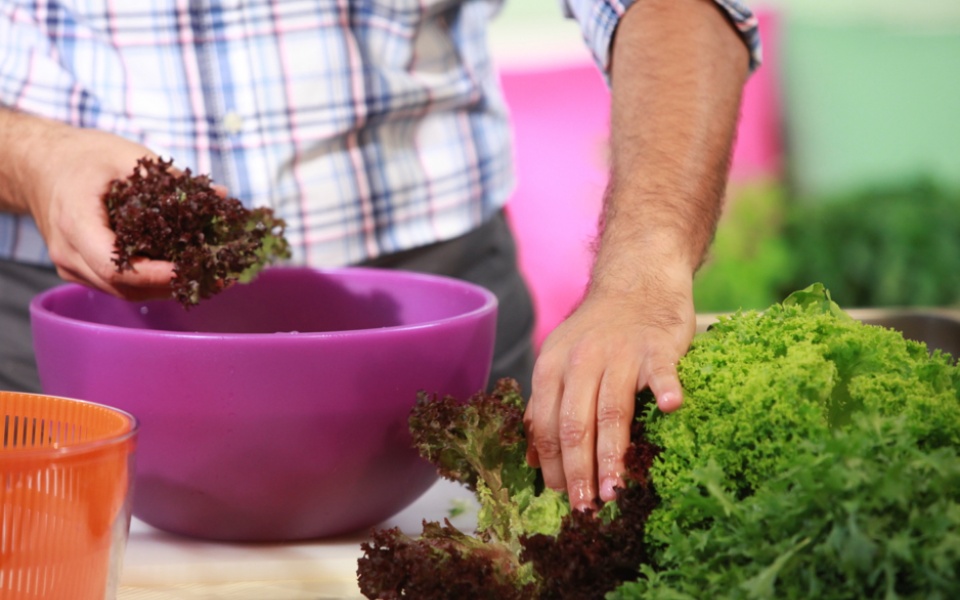 How to prepare fresh leafy vegetables