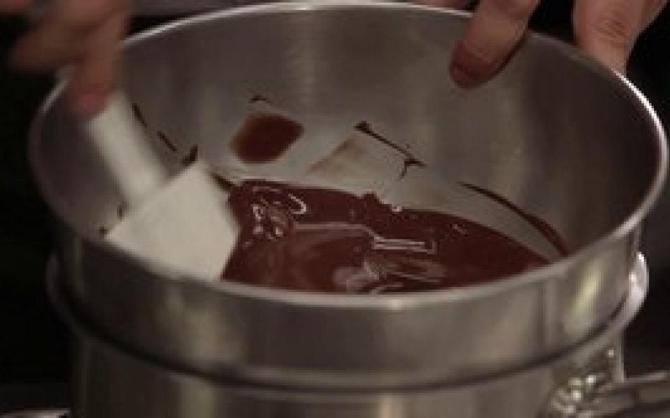 The bain-marie and how to melt chocolate