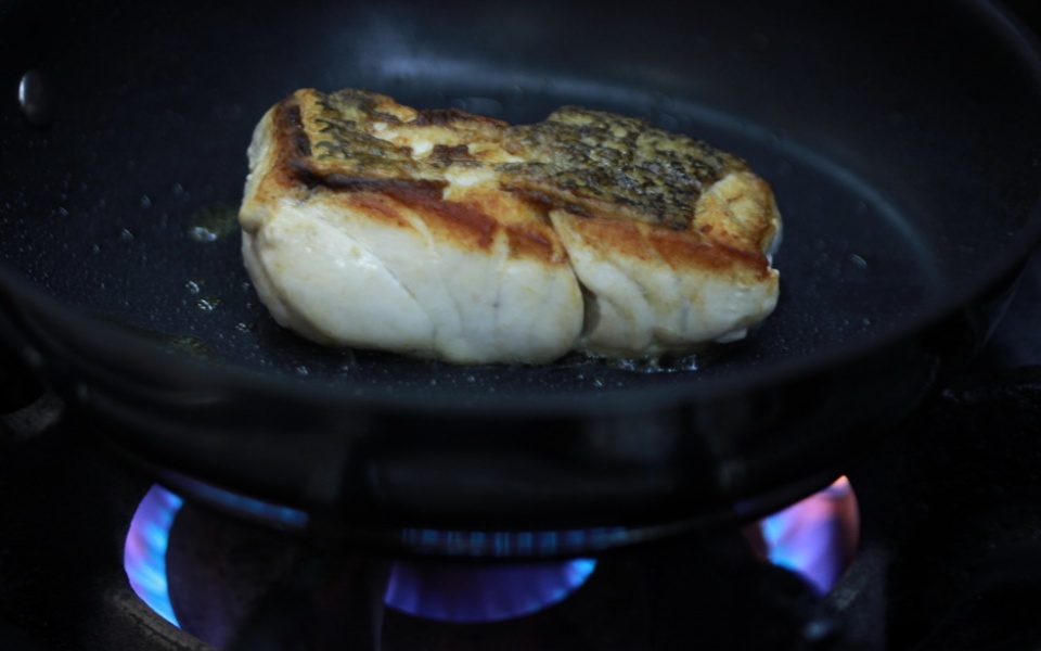 Fish and flouring: Is flouring necessary to achieve a good crust?