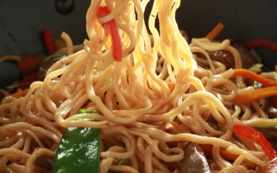 Stir-fried noodles with beef, vegetables and soy sauce | Yiannis Lucacos