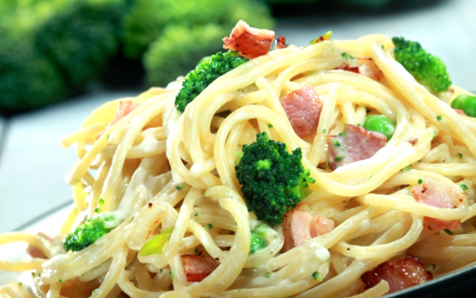 Spaghetti with carbonara sauce and peas | Yiannis Lucacos