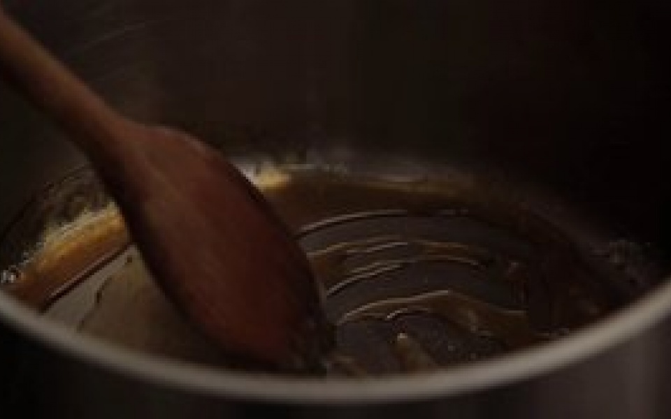 How to make caramel sauce