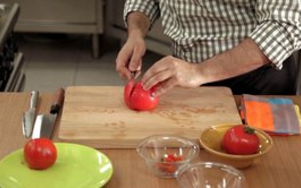 Tomato concasse: how to remove the peel and the seeds