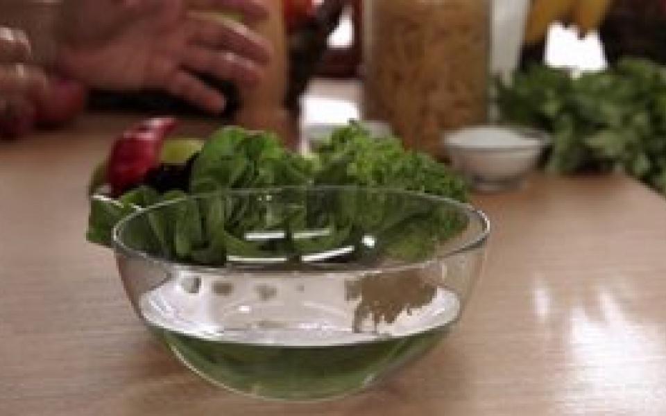 How to wash properly fresh vegetables for salads