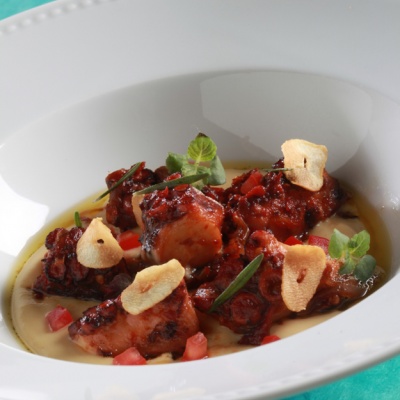 Octopus with caramelized onions, yellow split peas puree and syglino | Yiannis Lucacos