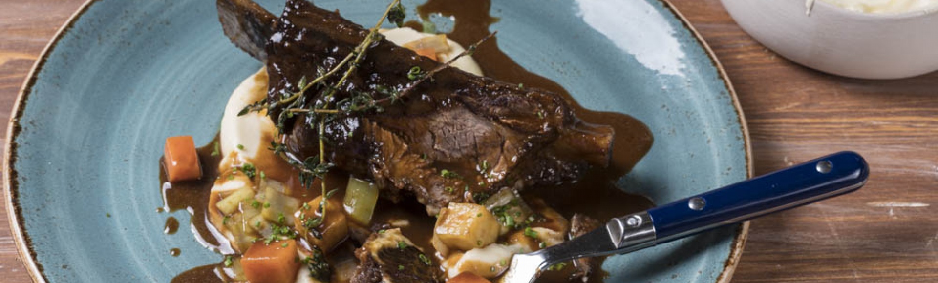 Shortribs με λαχανικά και πουρέ σελινόριζας