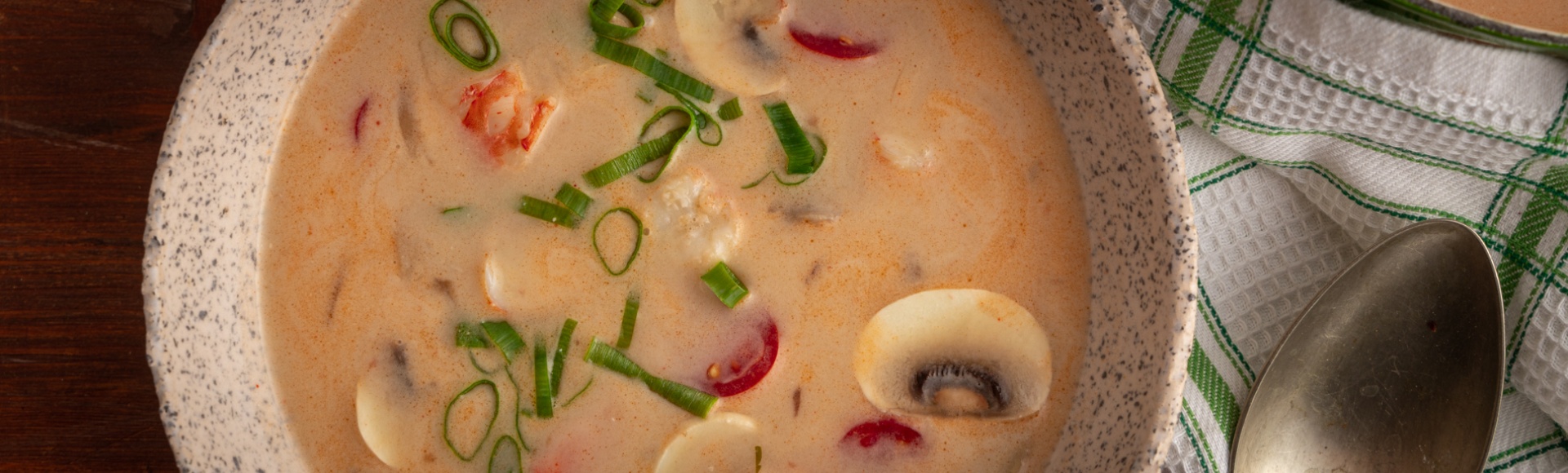 Tom yum σούπα με γάλα καρύδας, λέμονγκρας και γαρίδες