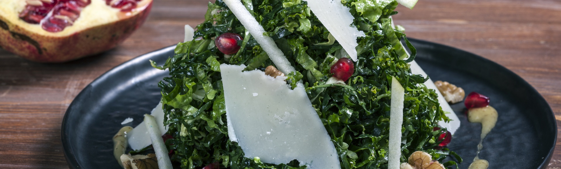 Σαλάτα με kale, ρόδι, καρύδια, Αρσενικό Νάξου και βινεγκρέτ με μέλι και μουστάρδα