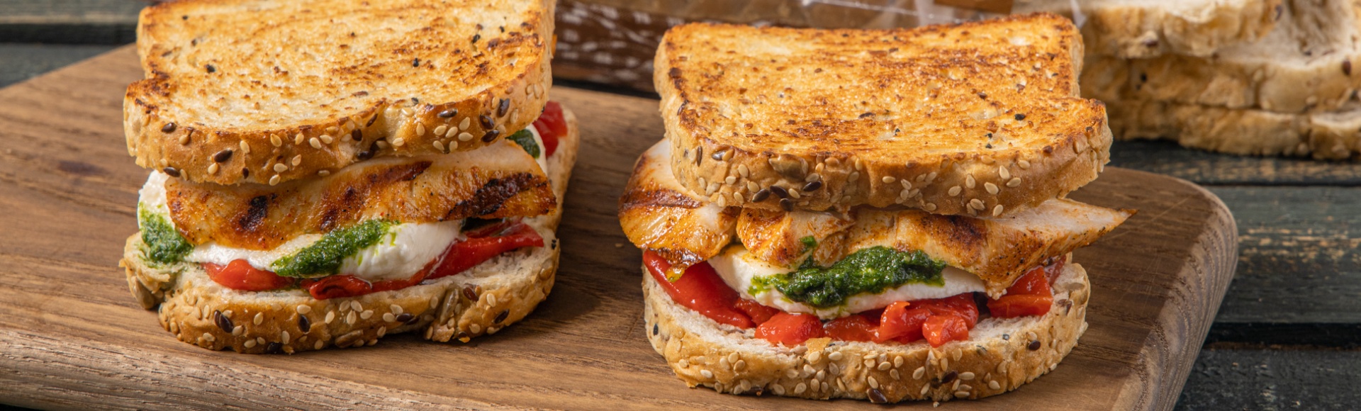 Sandwich με κοτόπουλο, ψητή πιπεριά, πέστο και μοτσαρέλα 