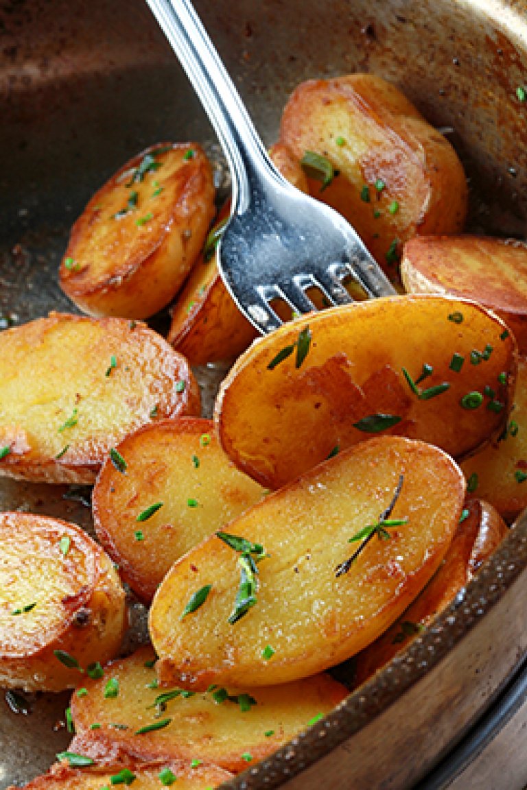 Γαλλικές πατάτες σοτέ με θυμάρι, δενδρολίβανο και σκόρδο