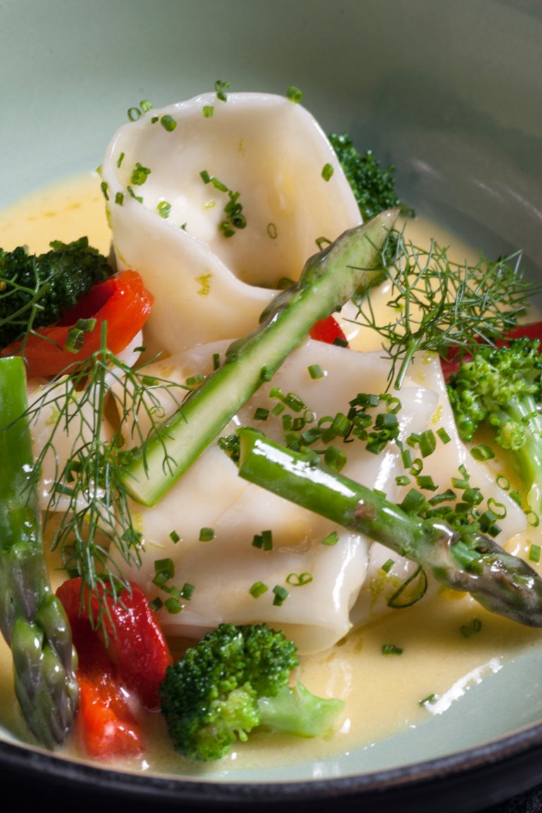 «Τορτελίνι» με γλώσσα και γαρίδες σε σάλτσα με λέμονγκρας και σπαράγγια