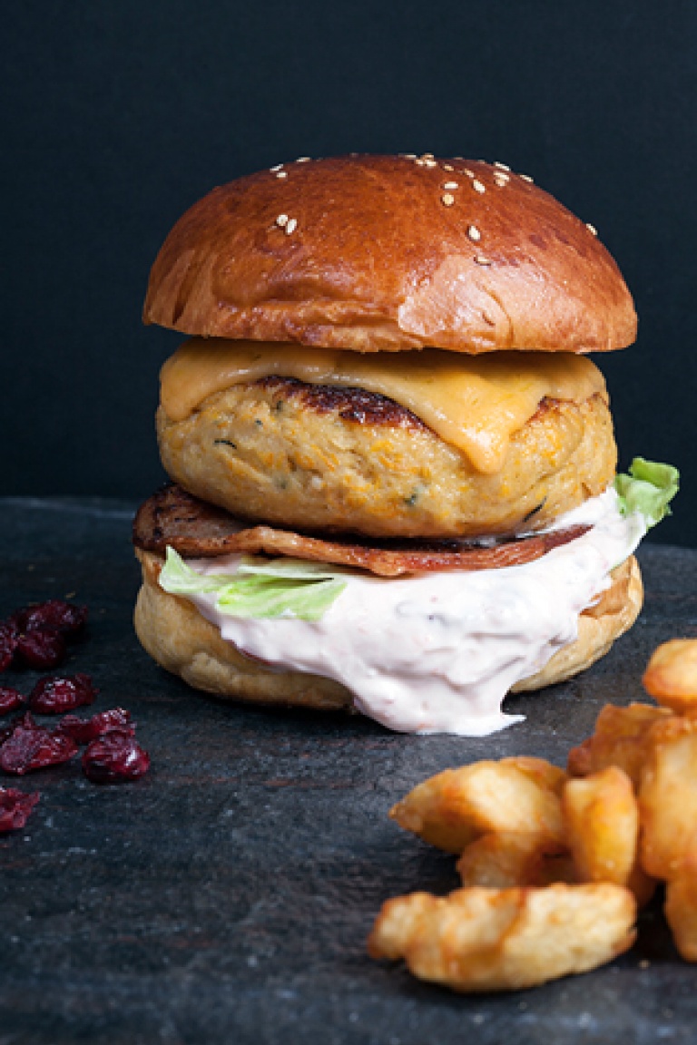 Burger γαλοπούλα, μπέικον, τσένταρ & σάλτσα κράνμπερι