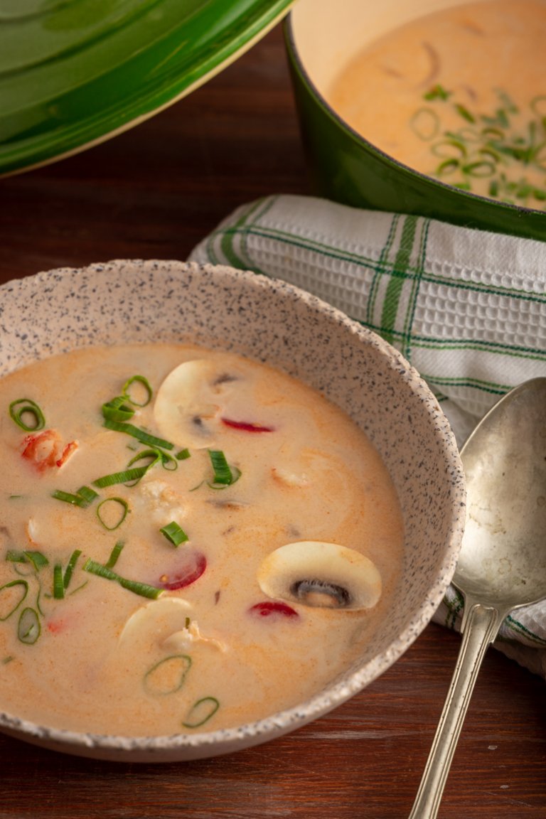 Tom yum σούπα με γάλα καρύδας, λέμονγκρας και γαρίδες