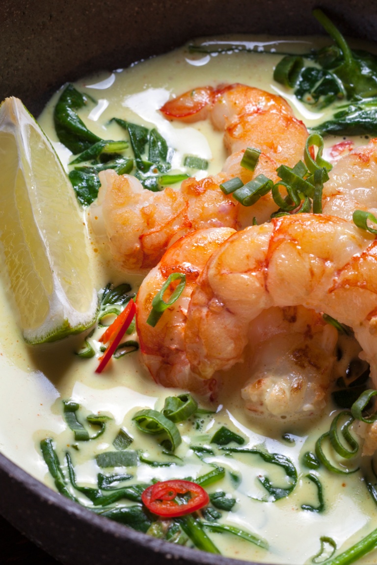 Shrimp curry with coconut milk, spinach and lime