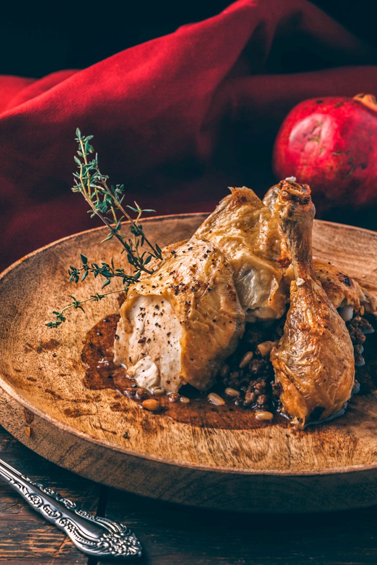 Κοτόπουλο στον φούρνο με χριστουγεννιάτικη γέμιση 