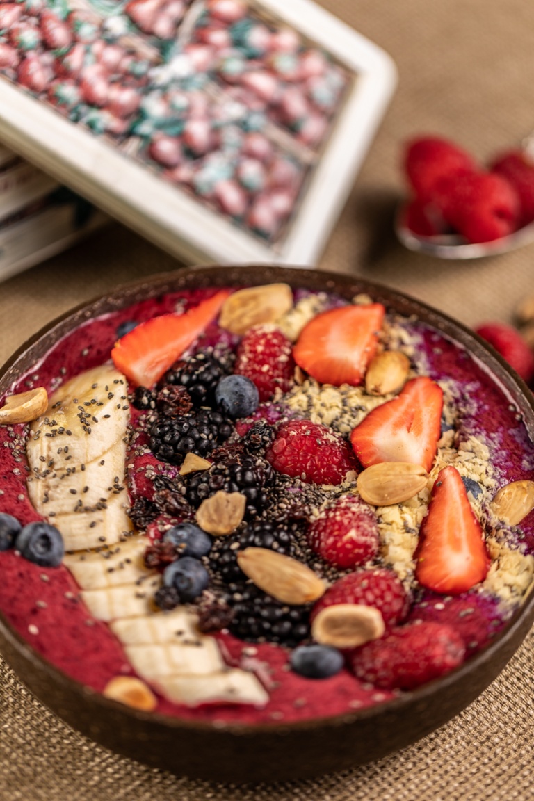 Berries & yoghurt bowl