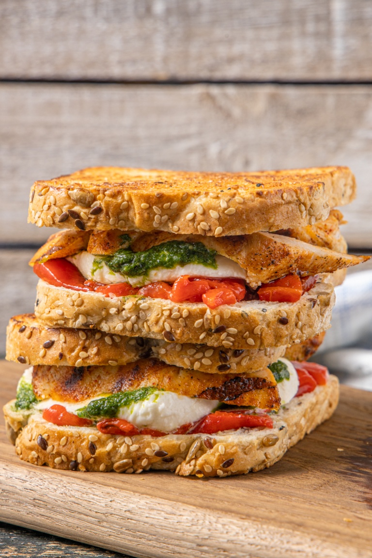 Sandwich με ψωμί Χωριανό Παπαδοπούλου, κοτόπουλο, μοτσαρέλα 