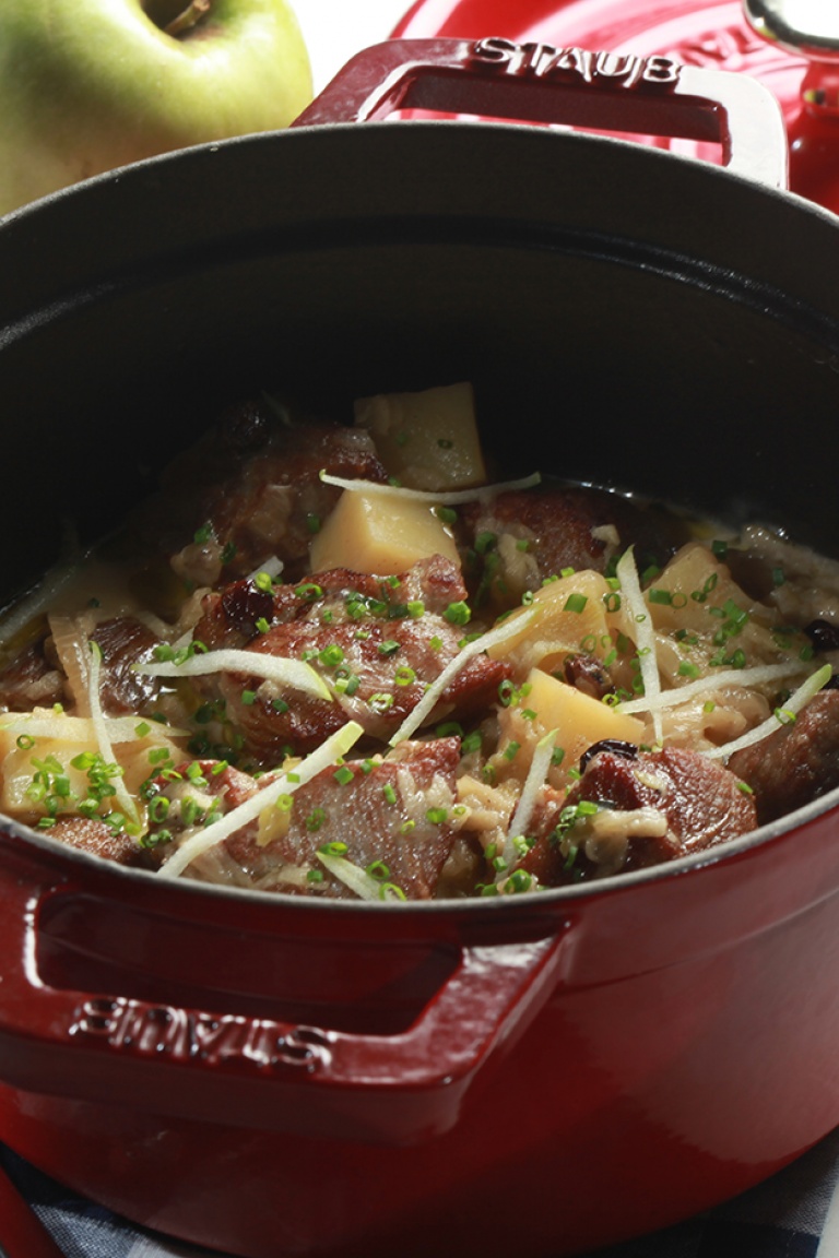 Pork casserole with onions, potatoes and green apple