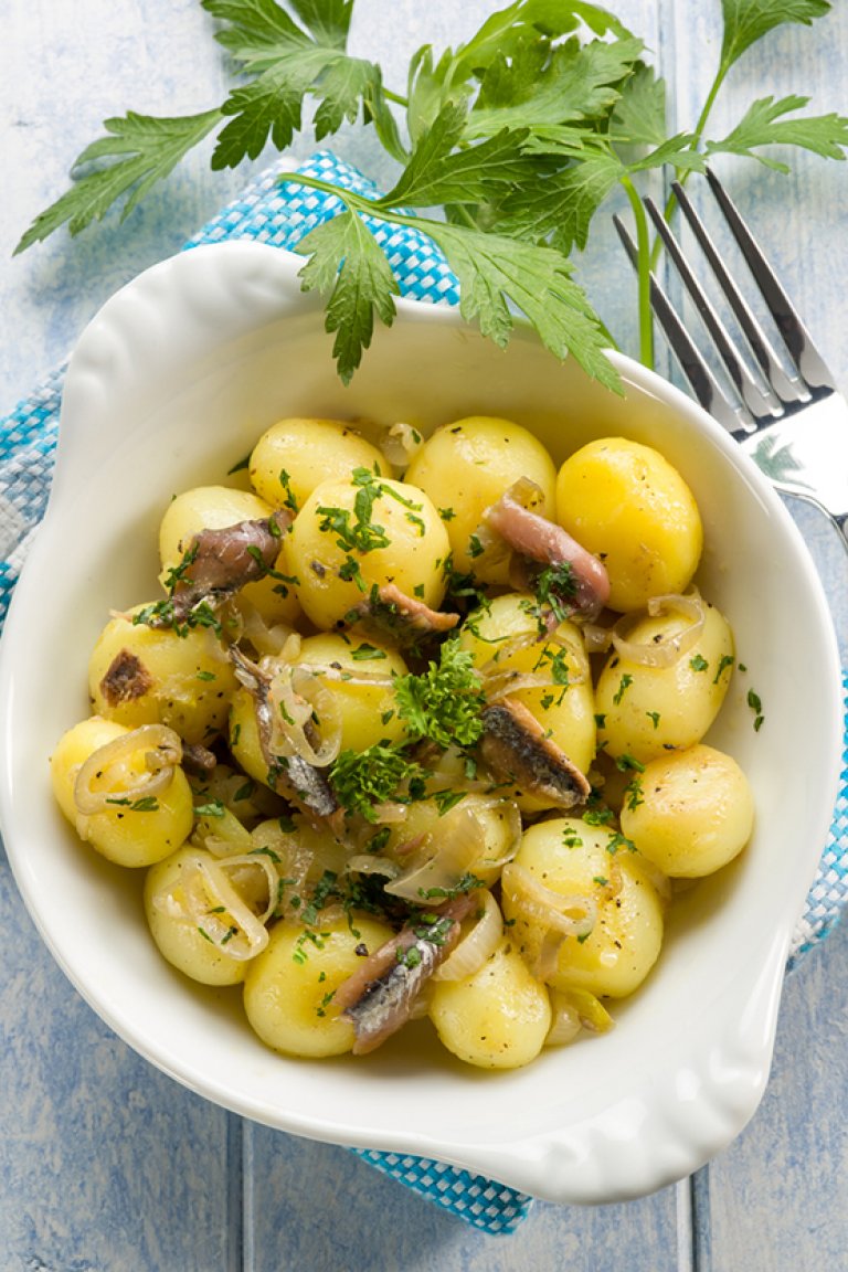 Σαλάτα με γαλλικές πατάτες, μυρωδικά και αντζούγιες