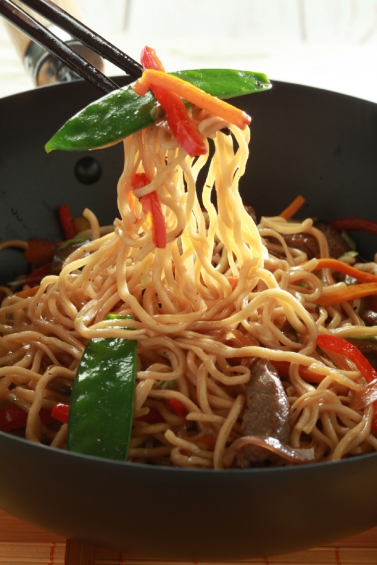 Stir-fried noodles with beef, vegetables and soy sauce