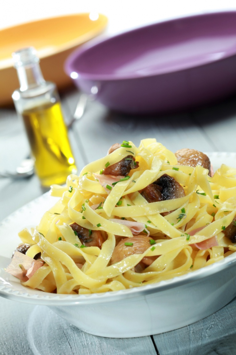 Tagliatelle with mushrooms, prosciutto and thyme