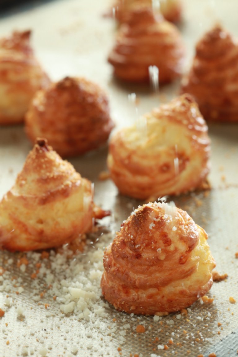 Savory choux with cheeses