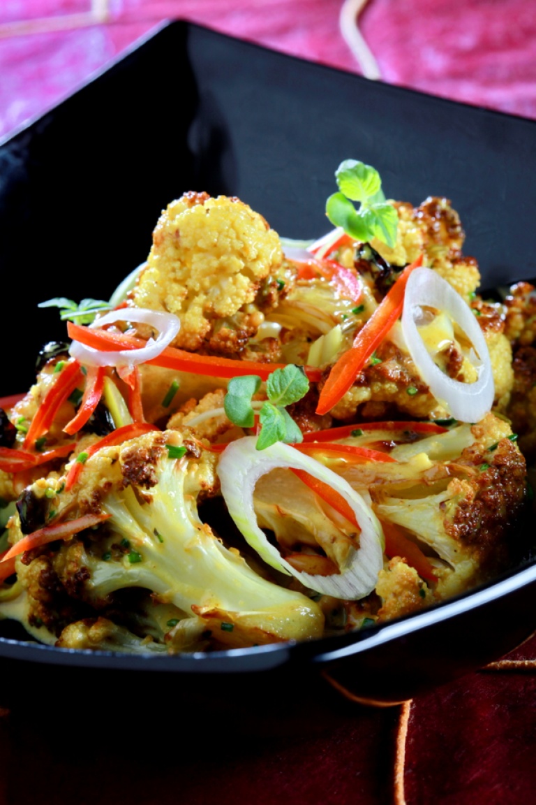 Cauliflower with curry and raisins