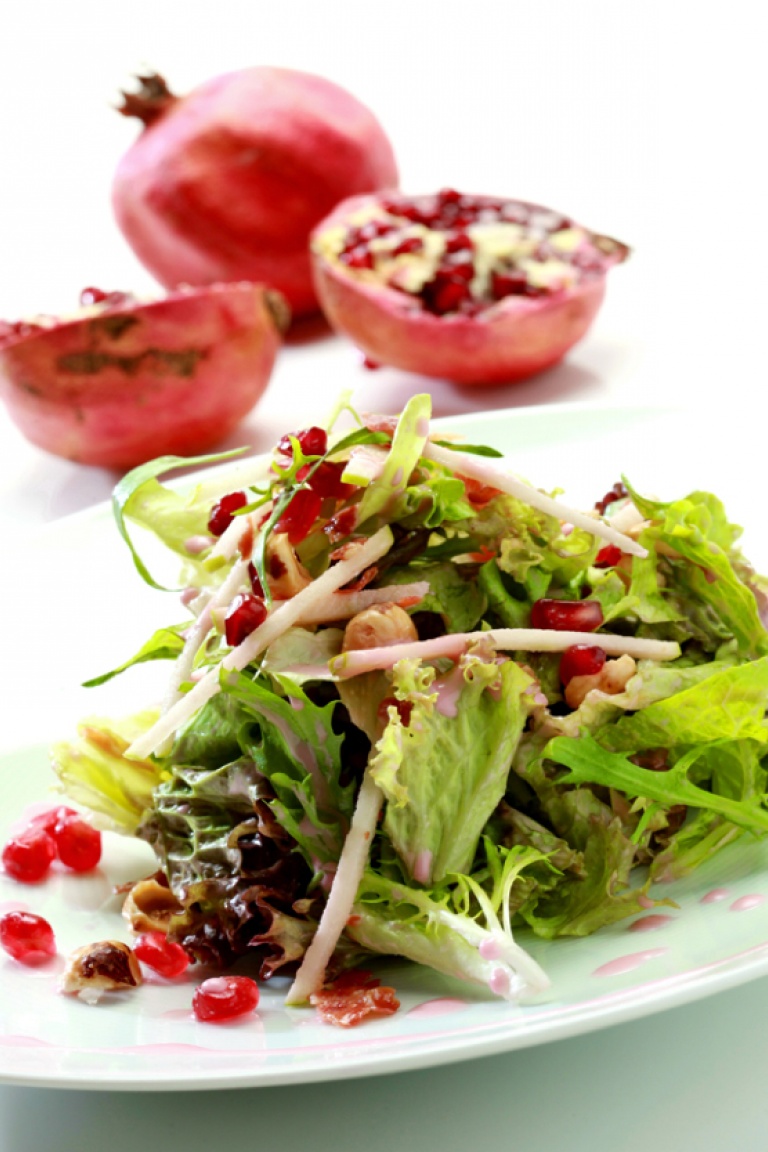 Mixed salad with pomegranate, crispy prosciutto and hazelnut