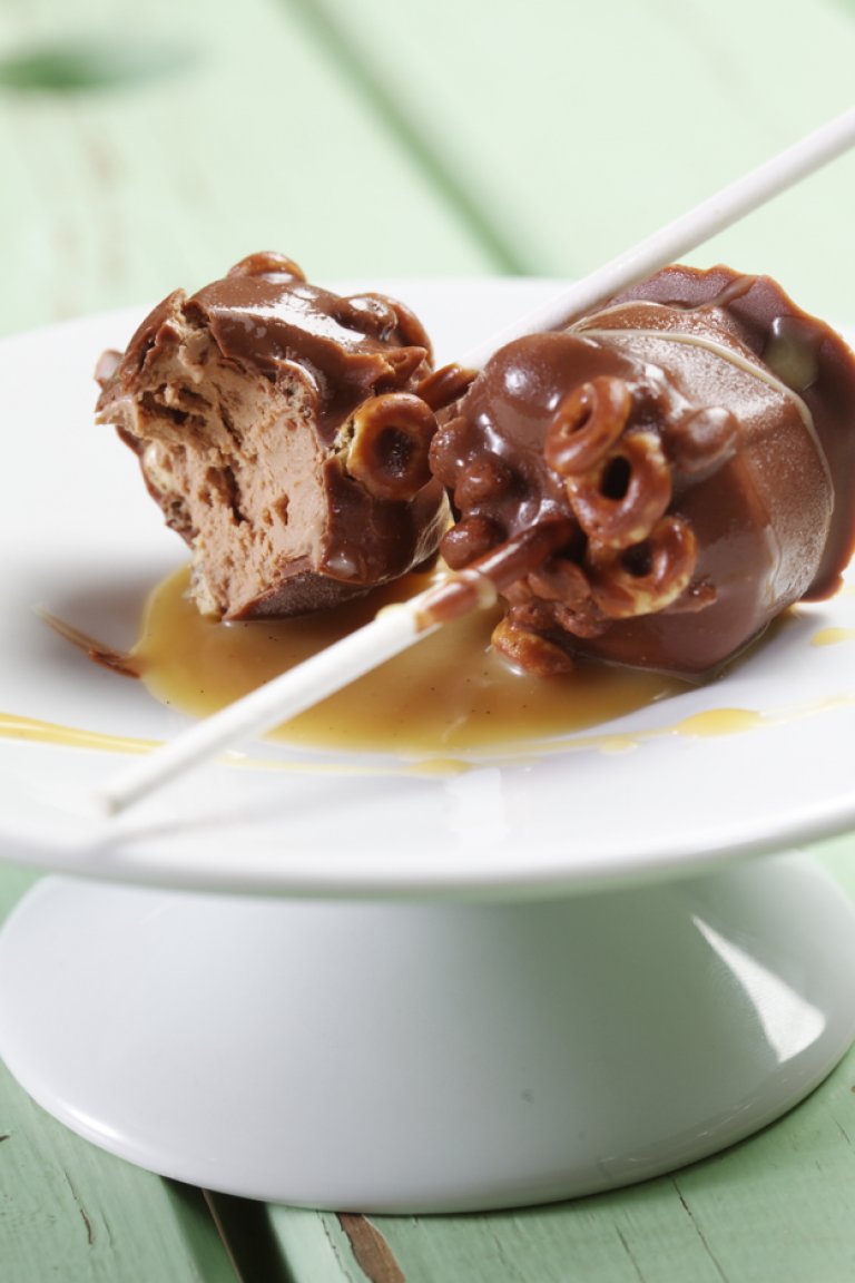 «Γλειφιτζούρι» από σοκολάτα γάλακτος με σάλτσα καραμέλα