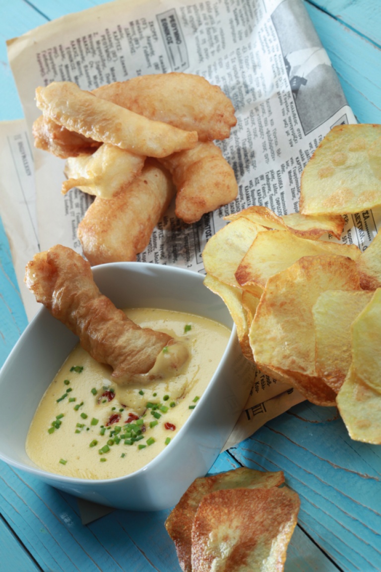 Fish and chips με σάλτσα aioli λιαστής ντομάτας