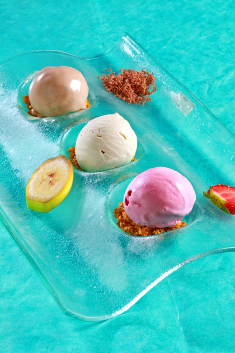 Home-made ice-cream in 3 flavours