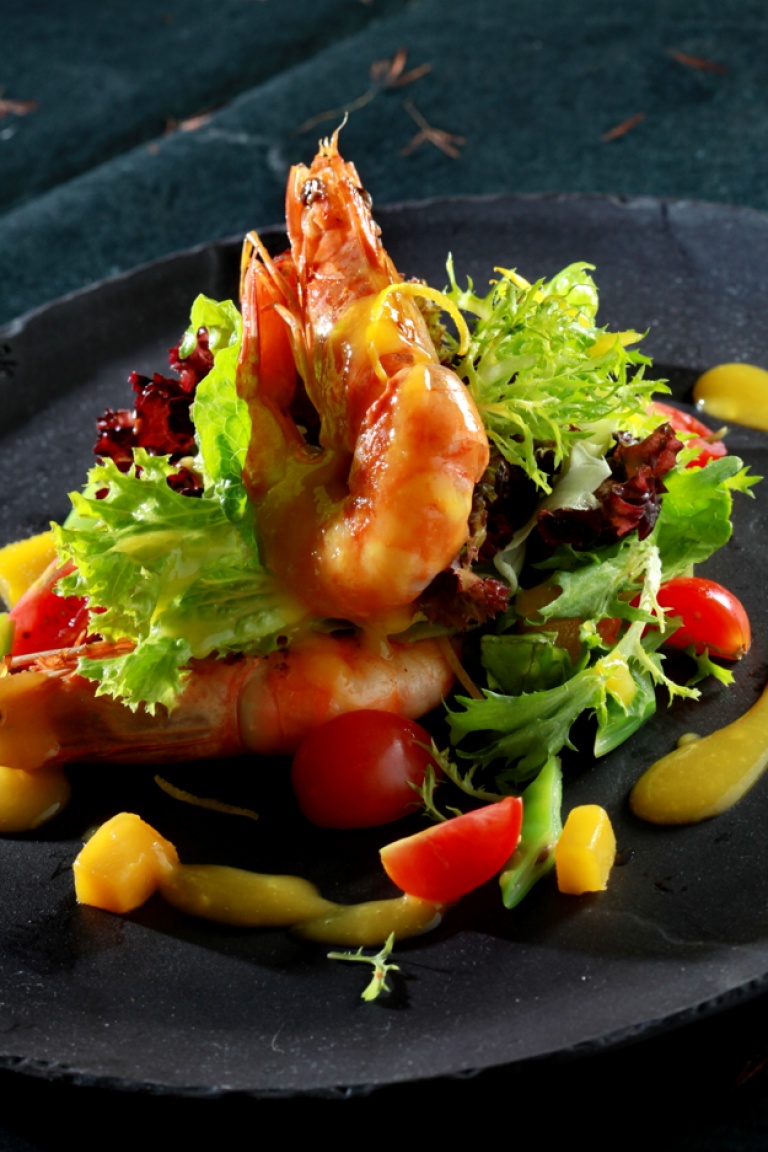 Salad with shrimp, mango, cherry tomatoes, green beans, orange vinaigrette