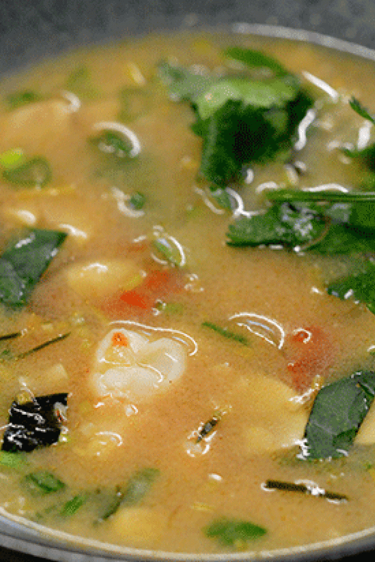 Σούπα Tom Yum με γάλα καρύδας, λέμονγκρας και γαρίδες